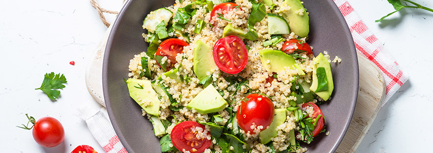 Salată de avocado și quinoa