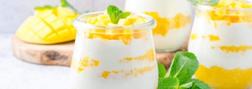 Budincă de tapioca cu lapte de cocos, mango și limetă
