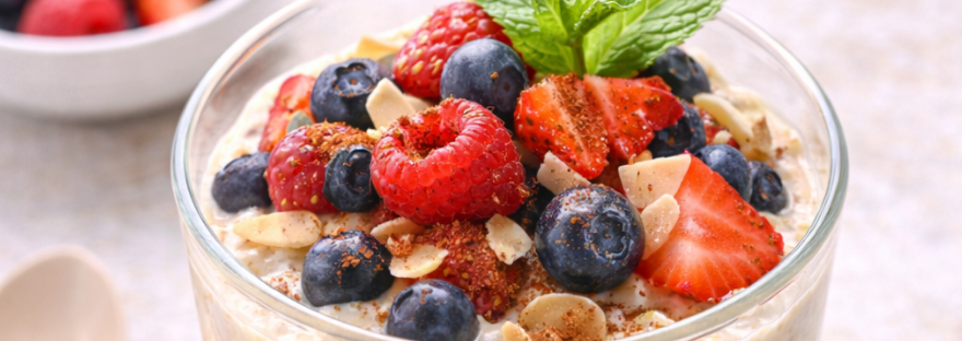 Budincă cremoasă de quinoa cu iaurt & fructe de pădure